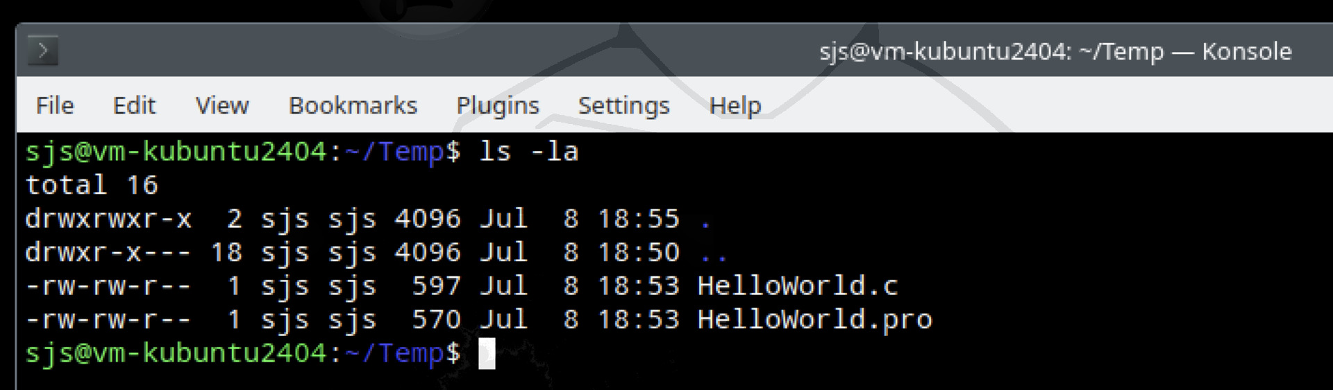 Um die Korrekte Installation des Qt-Frameworks zu prüfen, bitte die beiden Dateien des HelloWorld Projekts laden und speichern. Im Terminal in den entsprechenden Ordner wechseln. Dieser sollte ungefähr so aussehen.