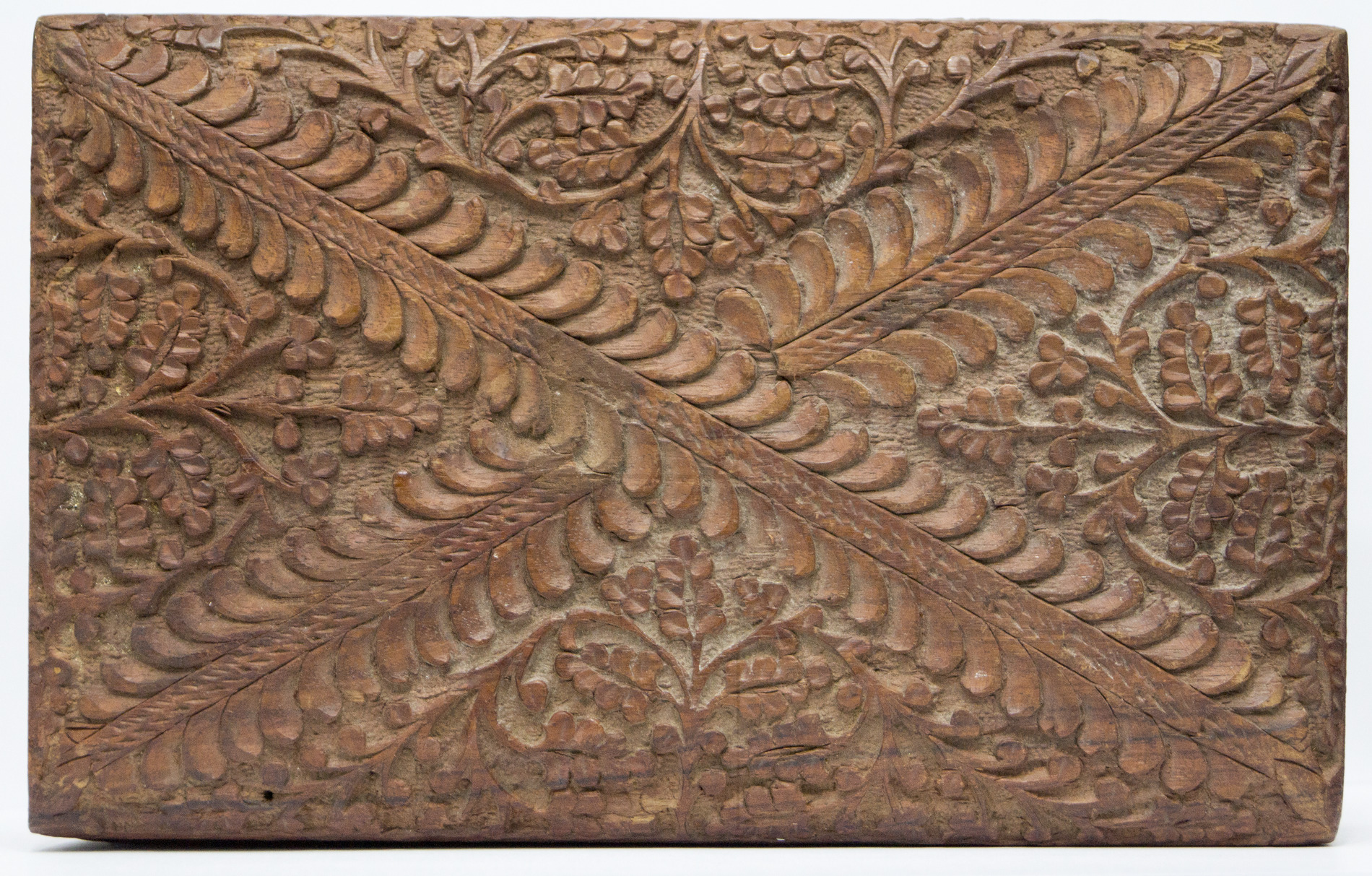 Kasten aus Mahagoni Holz, Ansicht von vorne