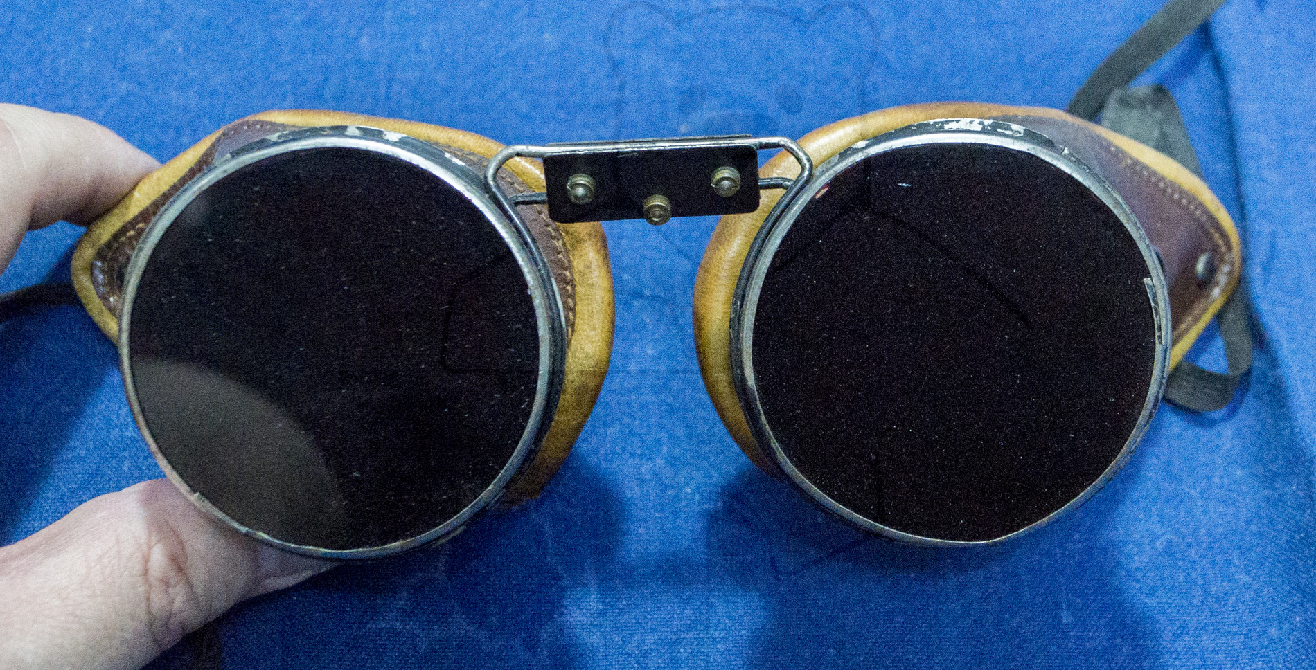 Röntgenbrille, um 1910/1915, Mit heruntergeklappten Filtergläsern