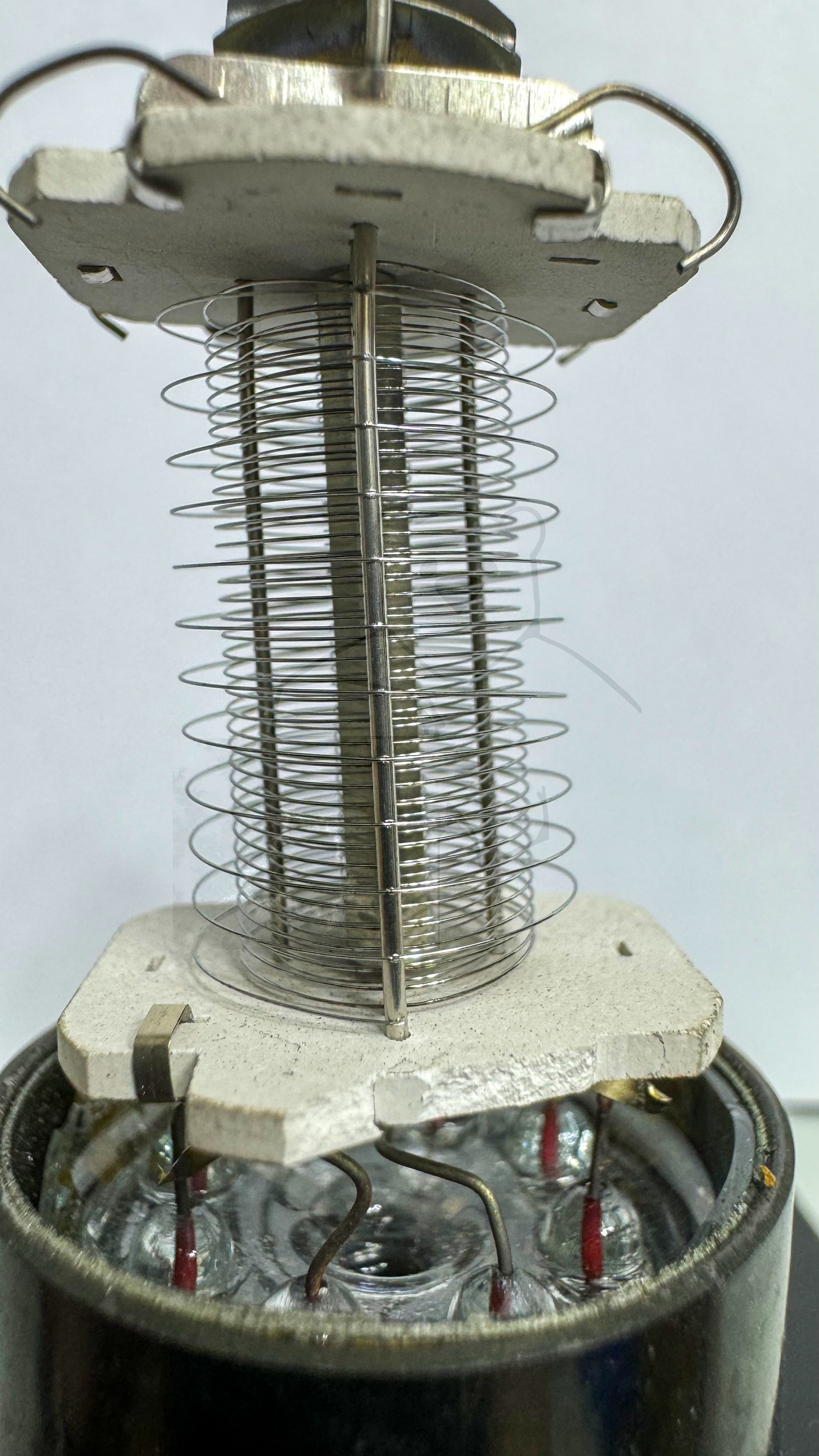 Makroaufnahme 6SA7 Bild 08 Gitter und Kathode Seitlich