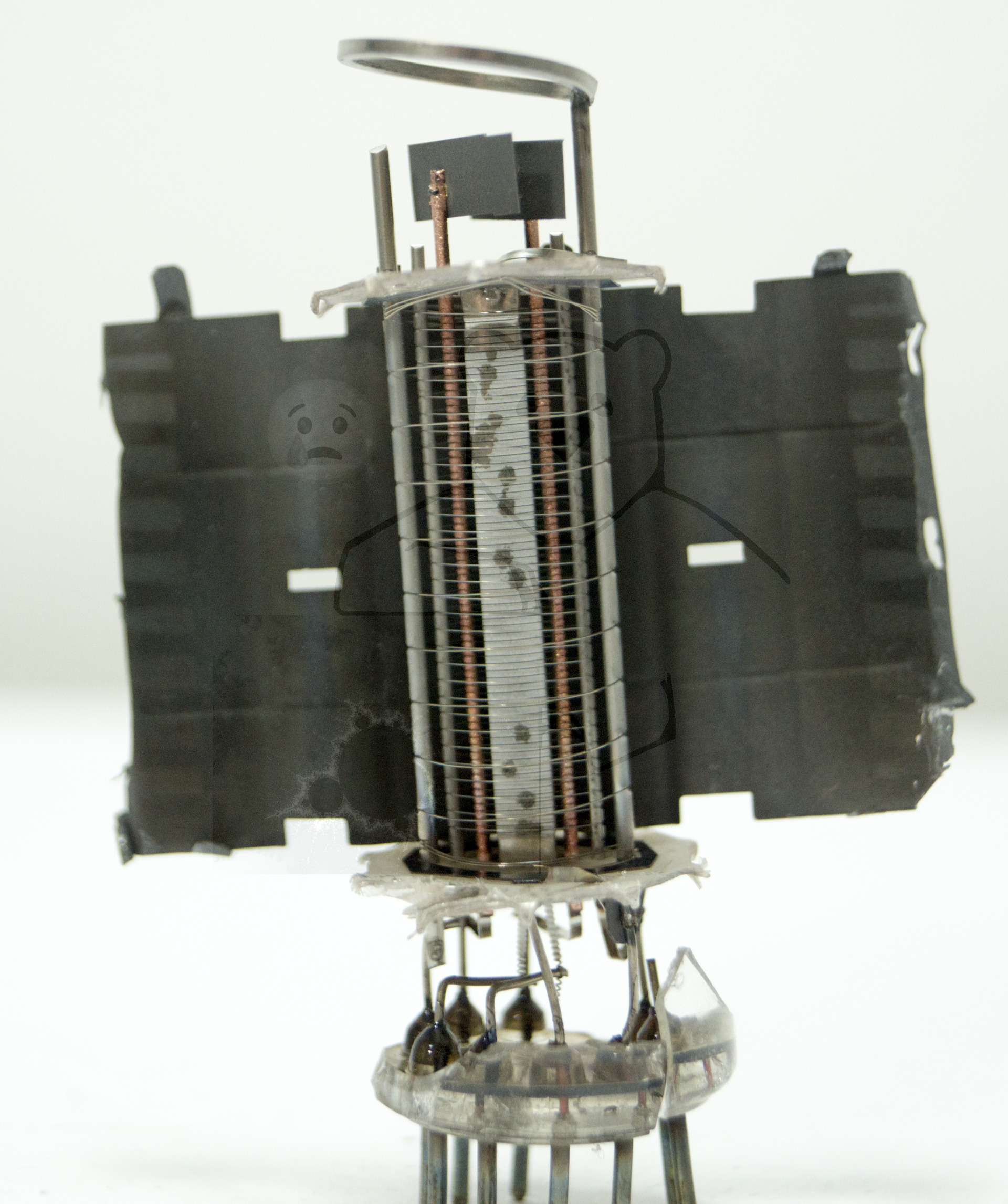 Makroaufnahme EL84 Bild 2 - Geöffnetes Anodenblech (Wurde mit Vakuumfehler betrieben und ist 'durchgeschlagen')