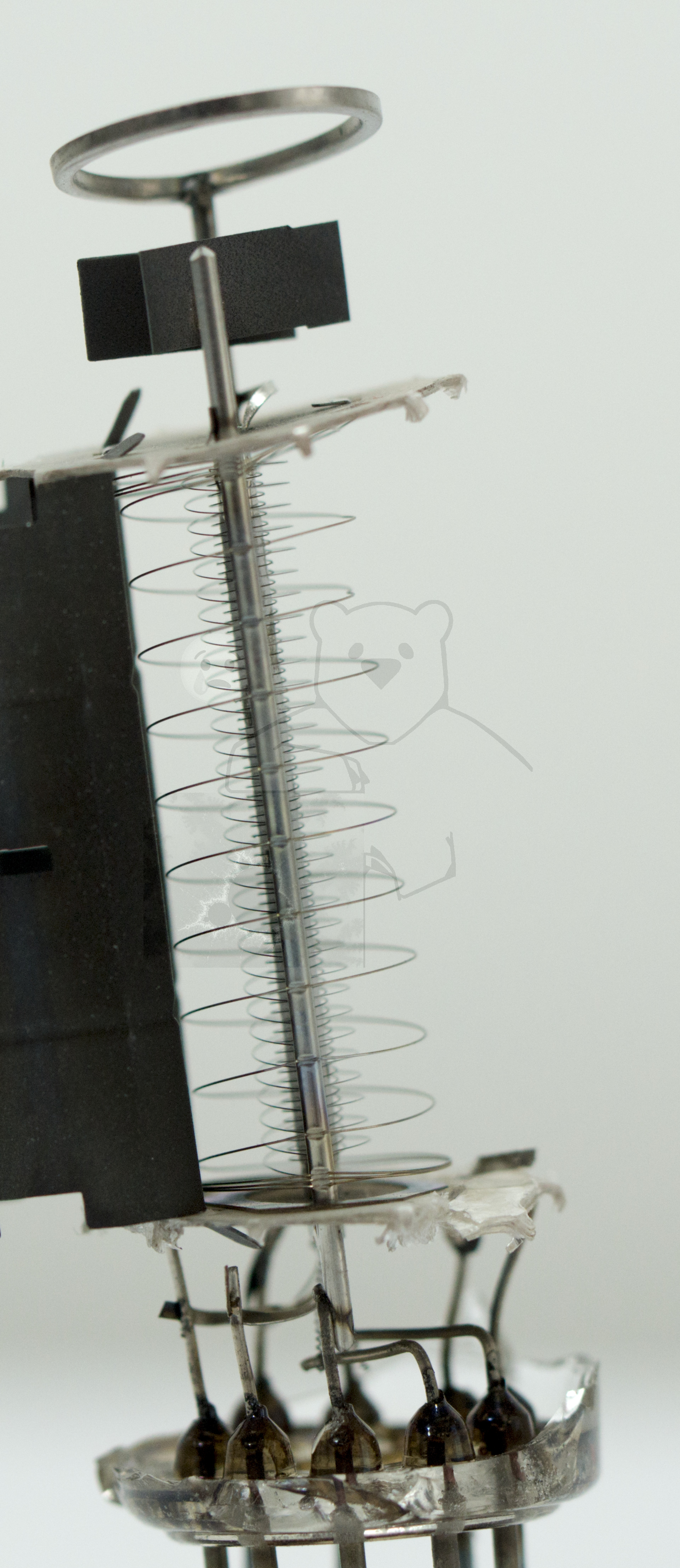 Makroaufnahme EL84 Bild 3 - Geöffnetes Anodenblech (Wurde mit Vakuumfehler betrieben und ist 'durchgeschlagen')