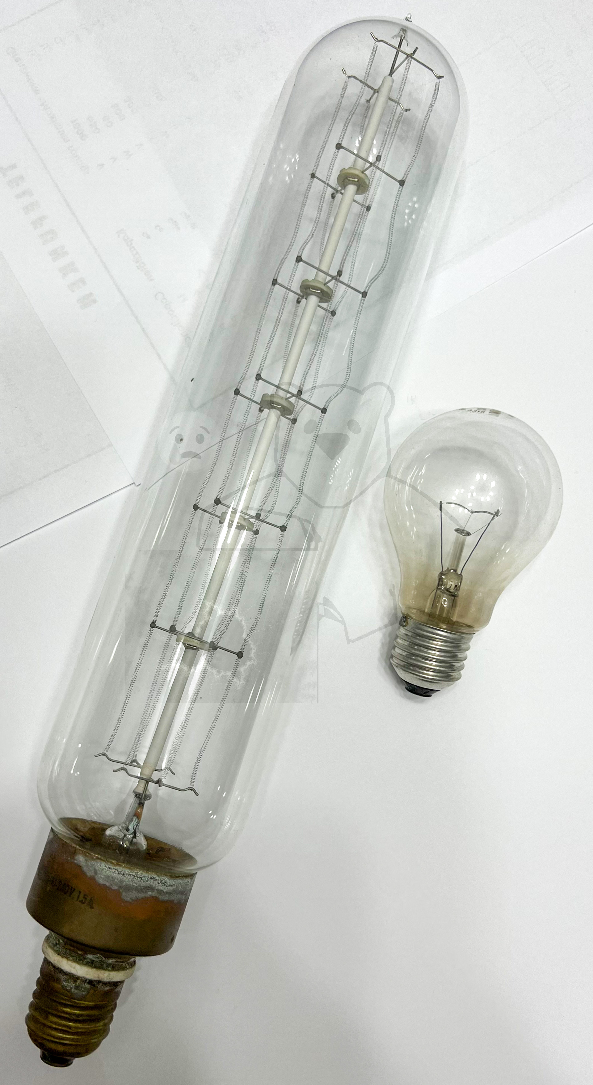 Röhre Eisen-Wasserstoff Widerstand 80-240V, 1,5A #3983 Grössenvergleich mit einer 100 Watt GlĂŒhbirne