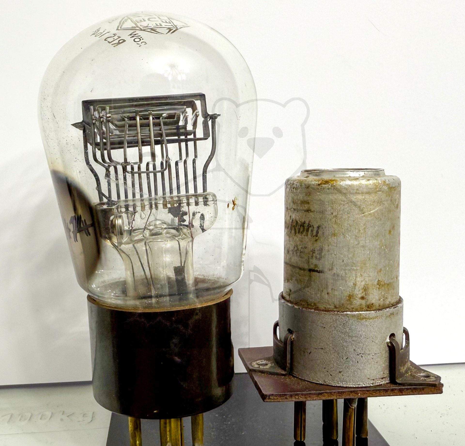 Röhre RES164 (Ersatzröhre) im Vergleich zu einer RES164 von Telefunken