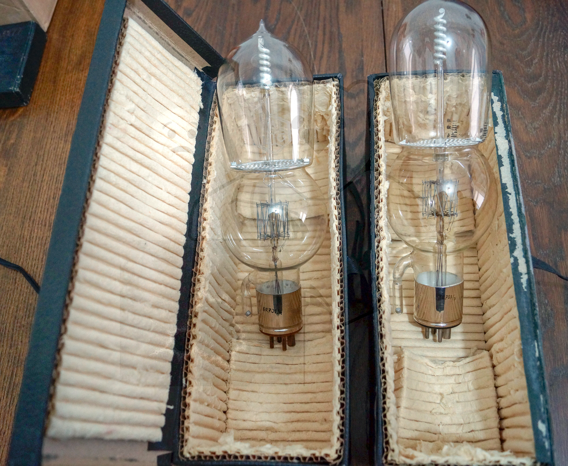 Vergleich zweier Original Liebenröhren Seriennummer 'Ss990' und 'Ss145' - Bild 29