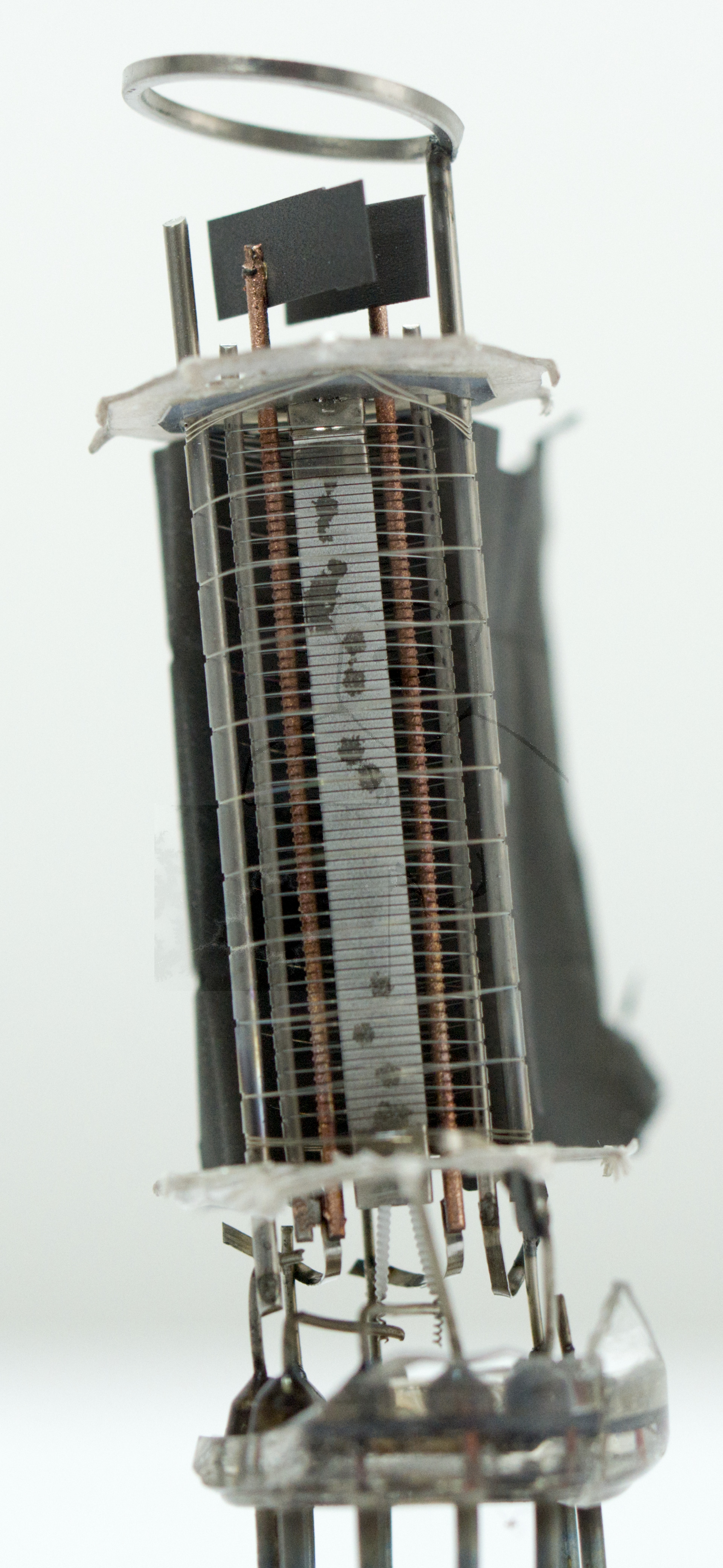 Makroaufnahme EL84 Bild 4 - Geöffnetes Anodenblech (Wurde mit Vakuumfehler betrieben und ist 'durchgeschlagen')