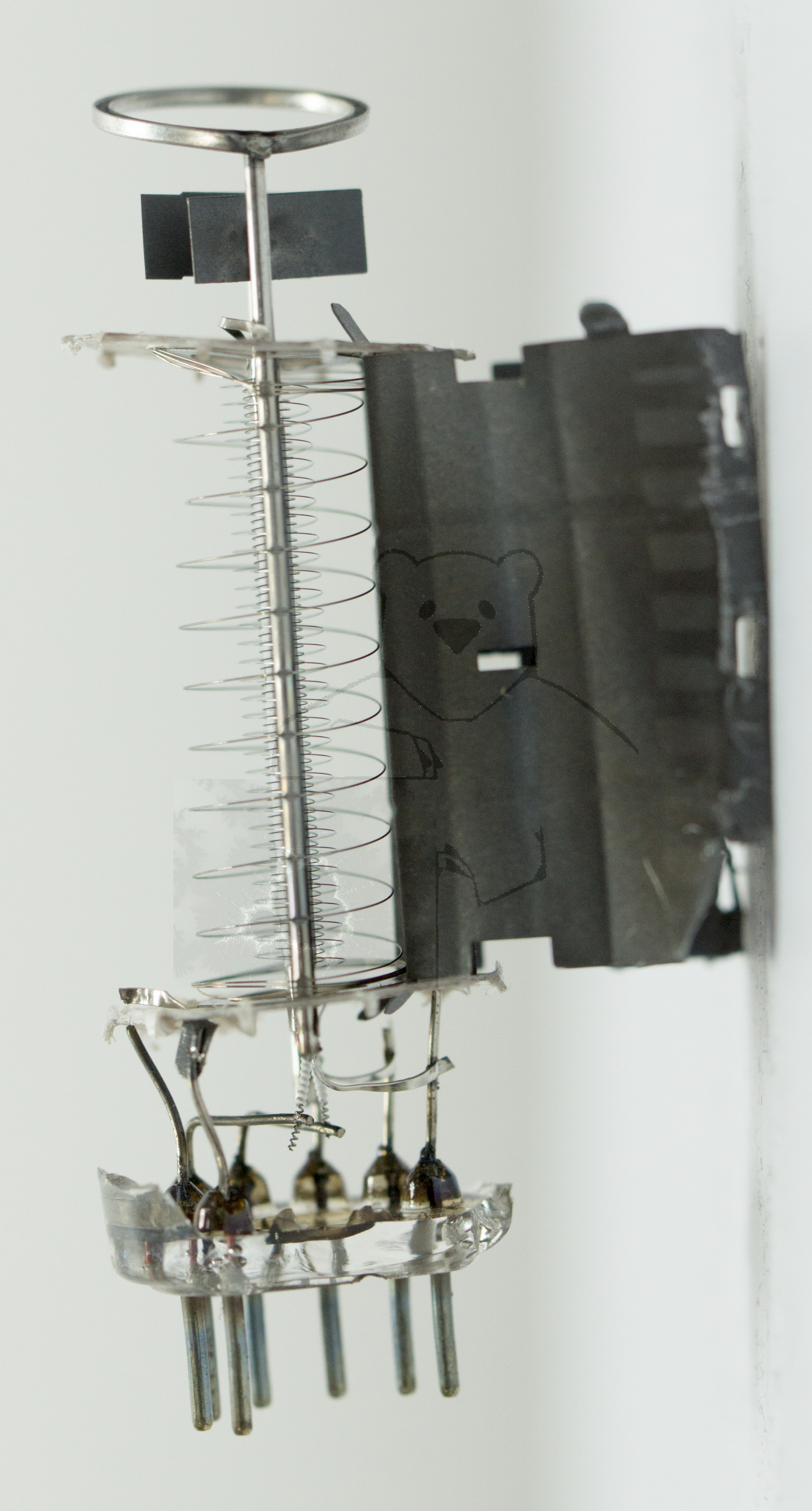 Makroaufnahme EL84 Bild 5 - Geöffnetes Anodenblech (Wurde mit Vakuumfehler betrieben und ist 'durchgeschlagen')