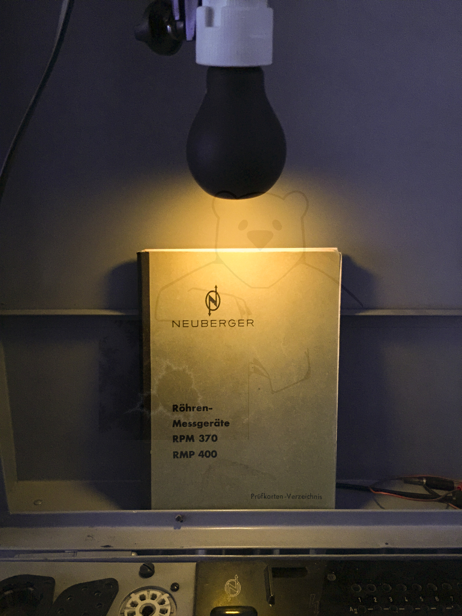 Luftschutzlampe von Osram, ca. 1940 - Die Luftschutzlampe im Betrieb. Die Lampe gibt ein sehr gelbes, diffuses Licht ab